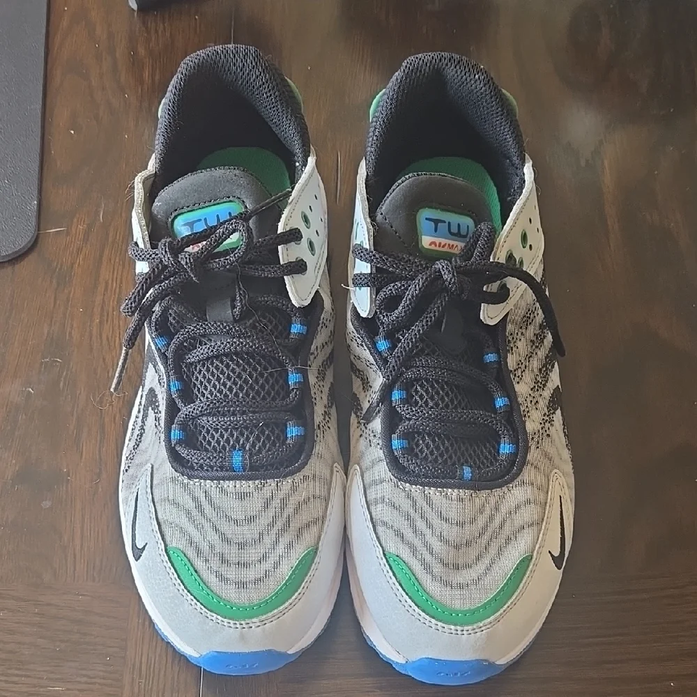 Nike Black and Green Athletic Sneakers (Worn Once)‎